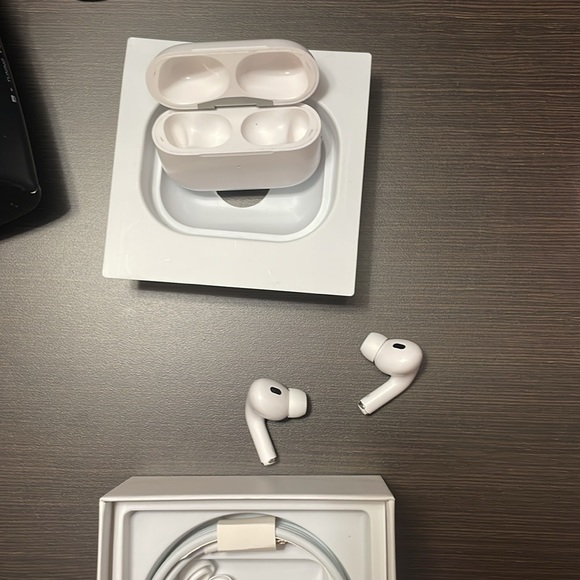 Apple AirPods Pro 2nd generation w/ charging case - Picture 3 of 6